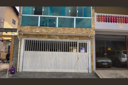 Casa à venda com 173m², 3 quartos e 2 vagas Casa à venda com 173m², 3 quartos e 2 vagasFachada