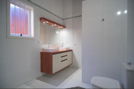 Casa à venda com 220m², 4 quartos e 2 vagasBanheiro da Suíte