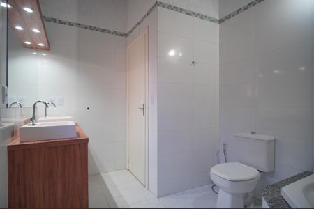 Casa à venda com 220m², 4 quartos e 2 vagasBanheiro da Suíte