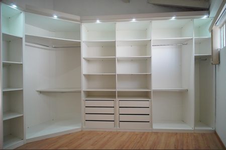 Casa à venda com 220m², 4 quartos e 2 vagasCloset da suíte