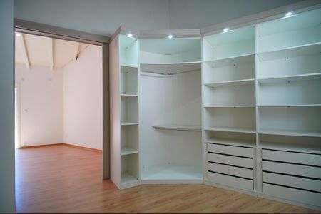 Casa à venda com 220m², 4 quartos e 2 vagasCloset da suíte