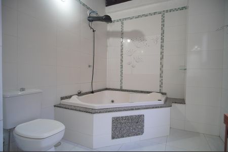 Casa à venda com 220m², 4 quartos e 2 vagasBanheiro da Suíte