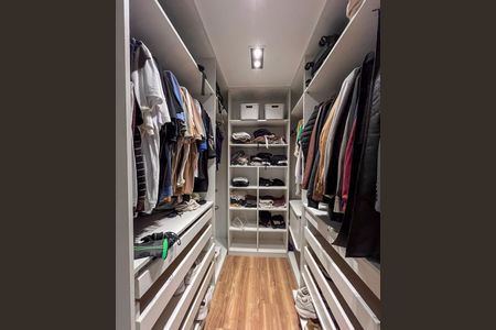 Apartamento à venda com 130m², 2 quartos e 3 vagas Apartamento à venda com 130m², 2 quartos e 3 vagasCloset da suíte 2