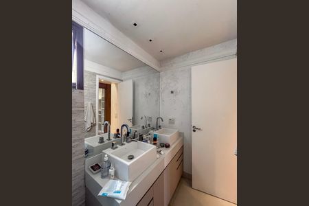 Apartamento à venda com 130m², 2 quartos e 3 vagas Apartamento à venda com 130m², 2 quartos e 3 vagasBanheiro da Suíte 2