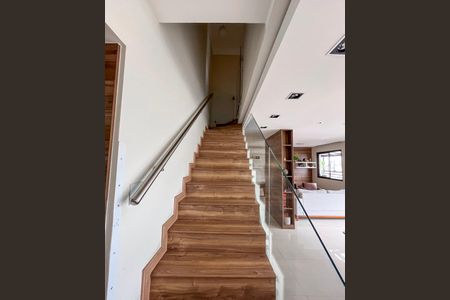 Apartamento à venda com 130m², 2 quartos e 3 vagas Apartamento à venda com 130m², 2 quartos e 3 vagasEscada