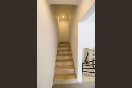 Casa de condomínio para alugar com 389m², 4 quartos e 3 vagas Casa de condomínio para alugar com 389m², 4 quartos e 3 vagasEscada