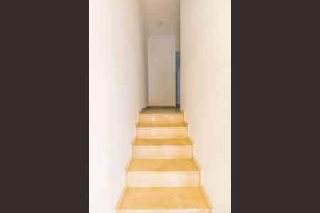 Casa de condomínio para alugar com 389m², 4 quartos e 3 vagas Casa de condomínio para alugar com 389m², 4 quartos e 3 vagasEscada