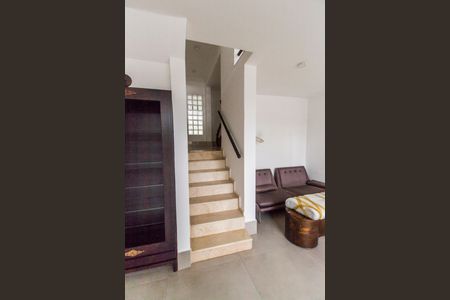 Casa de condomínio para alugar com 389m², 4 quartos e 3 vagas Casa de condomínio para alugar com 389m², 4 quartos e 3 vagasEscada