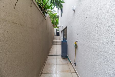 Casa de condomínio para alugar com 389m², 4 quartos e 3 vagas Casa de condomínio para alugar com 389m², 4 quartos e 3 vagasCorredor