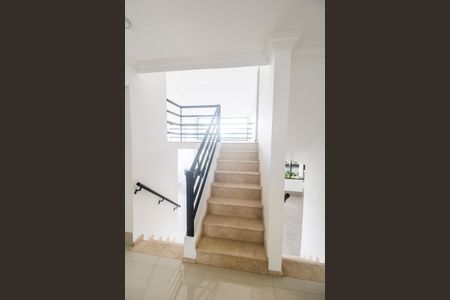 Casa de condomínio para alugar com 389m², 4 quartos e 3 vagas Casa de condomínio para alugar com 389m², 4 quartos e 3 vagasEscada