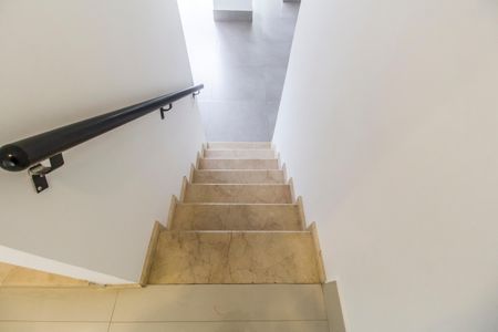 Casa de condomínio para alugar com 389m², 4 quartos e 3 vagas Casa de condomínio para alugar com 389m², 4 quartos e 3 vagasEscada