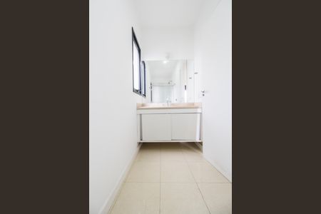 Casa de condomínio para alugar com 389m², 4 quartos e 3 vagas Casa de condomínio para alugar com 389m², 4 quartos e 3 vagasBanheiro da Suíte