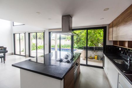 Casa de condomínio para alugar com 389m², 4 quartos e 3 vagas Casa de condomínio para alugar com 389m², 4 quartos e 3 vagasSala