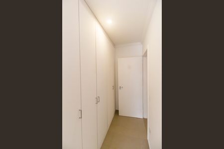 Casa de condomínio para alugar com 389m², 4 quartos e 3 vagas Casa de condomínio para alugar com 389m², 4 quartos e 3 vagasCloset da suíte