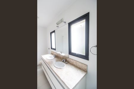 Casa de condomínio para alugar com 389m², 4 quartos e 3 vagas Casa de condomínio para alugar com 389m², 4 quartos e 3 vagasBanheiro da Suíte