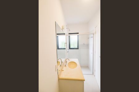 Casa de condomínio para alugar com 389m², 4 quartos e 3 vagas Casa de condomínio para alugar com 389m², 4 quartos e 3 vagasBanheiro da Suíte