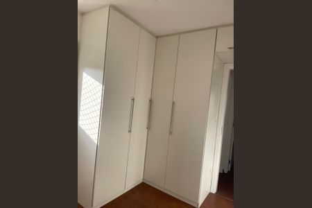 Quarto de apartamento para alugar com 3 quartos, 73m² em Jardim Henriqueta, Taboão da Serra