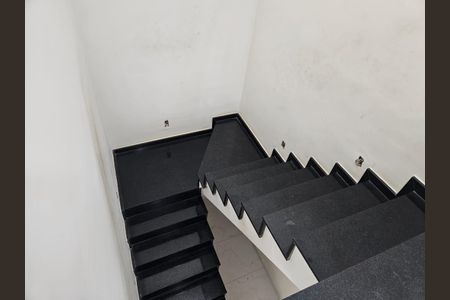 Casa de condomínio à venda com 161m², 3 quartos e 2 vagas Casa de condomínio à venda com 161m², 3 quartos e 2 vagasEscada