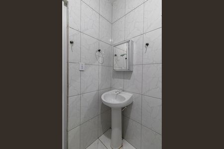 Banheiro de casa para alugar com 2 quartos, 60m² em Parque Guarani, São Paulo