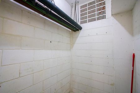 Apartamento para alugar com 70m², 2 quartos e 2 vagasDepósito privativo do apartamento na garagem