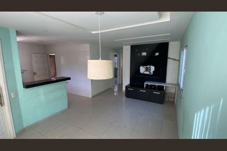 Sala de casa de condomínio para alugar com 2 quartos, 70m² em Inoa , Maricá