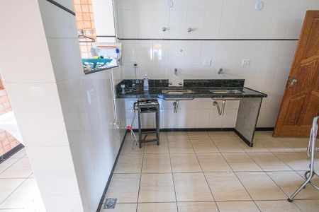 Casa à venda com 780m², 7 quartos e 3 vagas Casa à venda com 780m², 7 quartos e 3 vagascozinha