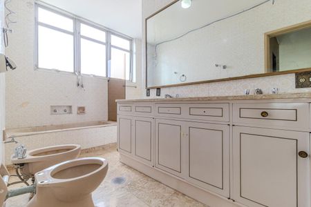 Apartamento à venda com 313m², 4 quartos e 2 vagas Apartamento à venda com 313m², 4 quartos e 2 vagasBanheiro da Suíte