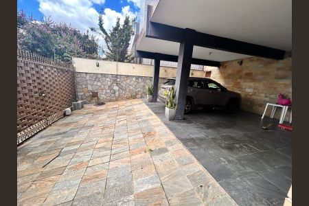 Casa para alugar com 322m², 5 quartos e 4 vagasÁrea externa