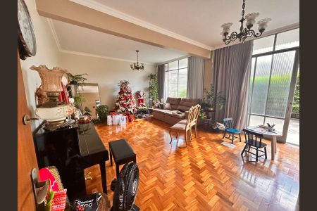 Casa para alugar com 322m², 5 quartos e 4 vagasSala