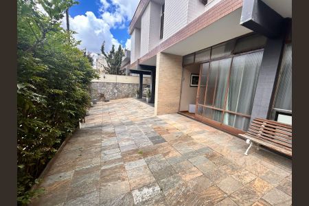 Casa para alugar com 322m², 5 quartos e 4 vagasÁrea externa