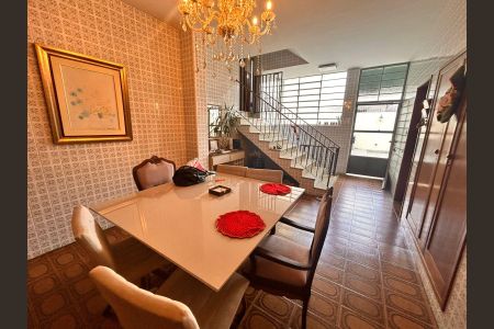 Casa para alugar com 322m², 5 quartos e 4 vagasSala