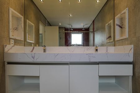 Apartamento para alugar com 242m², 3 quartos e 3 vagasBanheiro - Quarto 1 - Suíte