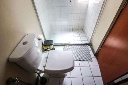 Casa de condomínio para alugar com 470m², 5 quartos e 2 vagasBanheiro do Quarto 4