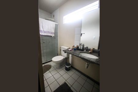 Casa de condomínio para alugar com 470m², 5 quartos e 2 vagasBanheiro do Quarto 5