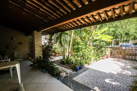 Casa de condomínio para alugar com 470m², 5 quartos e 2 vagasFrente da casa