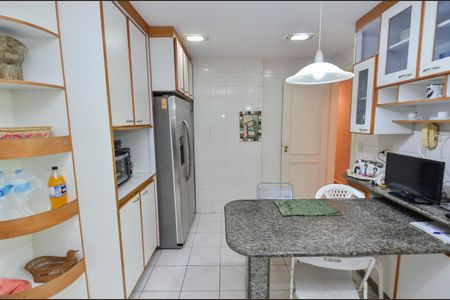 Apartamento à venda com 145m², 4 quartos e 3 vagas Apartamento à venda com 145m², 4 quartos e 3 vagasCozinha