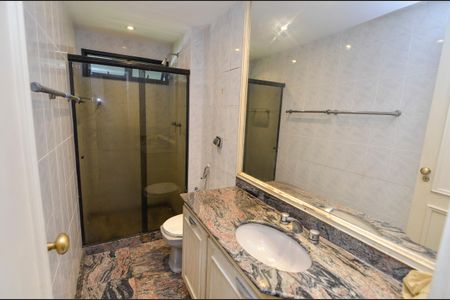 Apartamento à venda com 145m², 4 quartos e 3 vagas Apartamento à venda com 145m², 4 quartos e 3 vagasBanheiro da Suíte