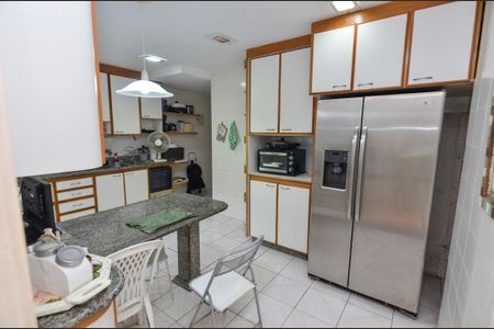 Apartamento à venda com 145m², 4 quartos e 3 vagas Apartamento à venda com 145m², 4 quartos e 3 vagasCozinha