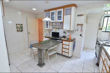 Apartamento à venda com 145m², 4 quartos e 3 vagas Apartamento à venda com 145m², 4 quartos e 3 vagasCozinha