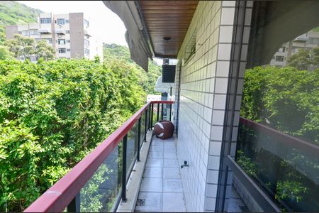 Apartamento à venda com 145m², 4 quartos e 3 vagas Apartamento à venda com 145m², 4 quartos e 3 vagasSuíte