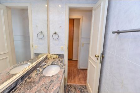 Apartamento à venda com 145m², 4 quartos e 3 vagas Apartamento à venda com 145m², 4 quartos e 3 vagasBanheiro da Suíte