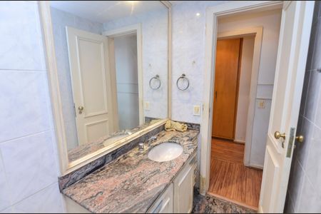 Apartamento à venda com 145m², 4 quartos e 3 vagas Apartamento à venda com 145m², 4 quartos e 3 vagasBanheiro da Suíte