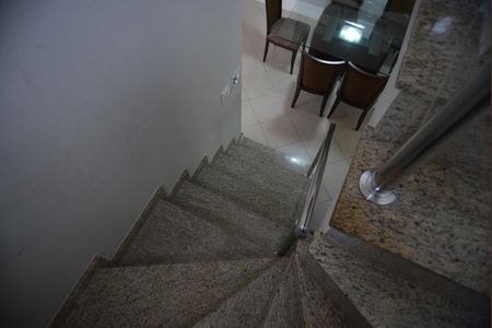 Casa para alugar com 143m², 3 quartos e 2 vagasEscada