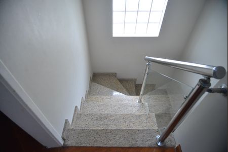 Casa para alugar com 143m², 3 quartos e 2 vagasEscada