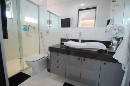 Casa à venda com 322m², 4 quartos e 4 vagasSuite Quarto 2