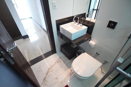 Casa à venda com 322m², 4 quartos e 4 vagasBanheiro 1