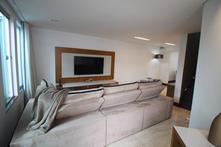 Casa à venda com 322m², 4 quartos e 4 vagasSala