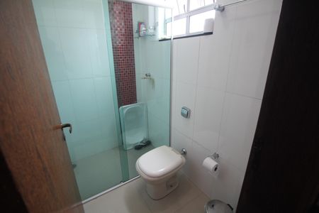 Casa à venda com 322m², 4 quartos e 4 vagasBanheiro 2