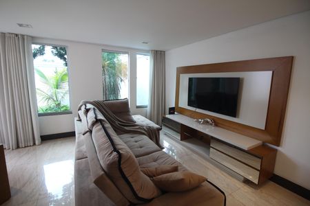 Casa à venda com 322m², 4 quartos e 4 vagasSala