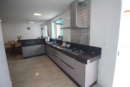 Casa à venda com 322m², 4 quartos e 4 vagasCozinha